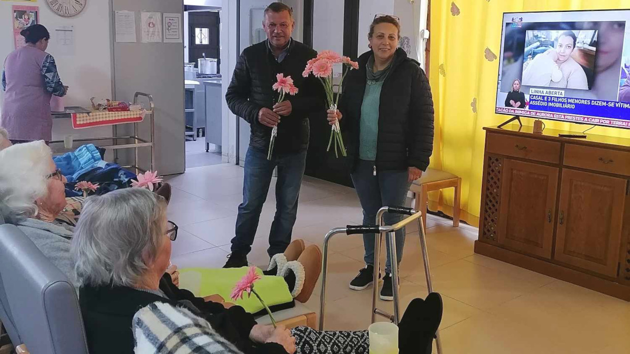 Junta de Freguesia celebra Dia da Mulher com entrega de flores